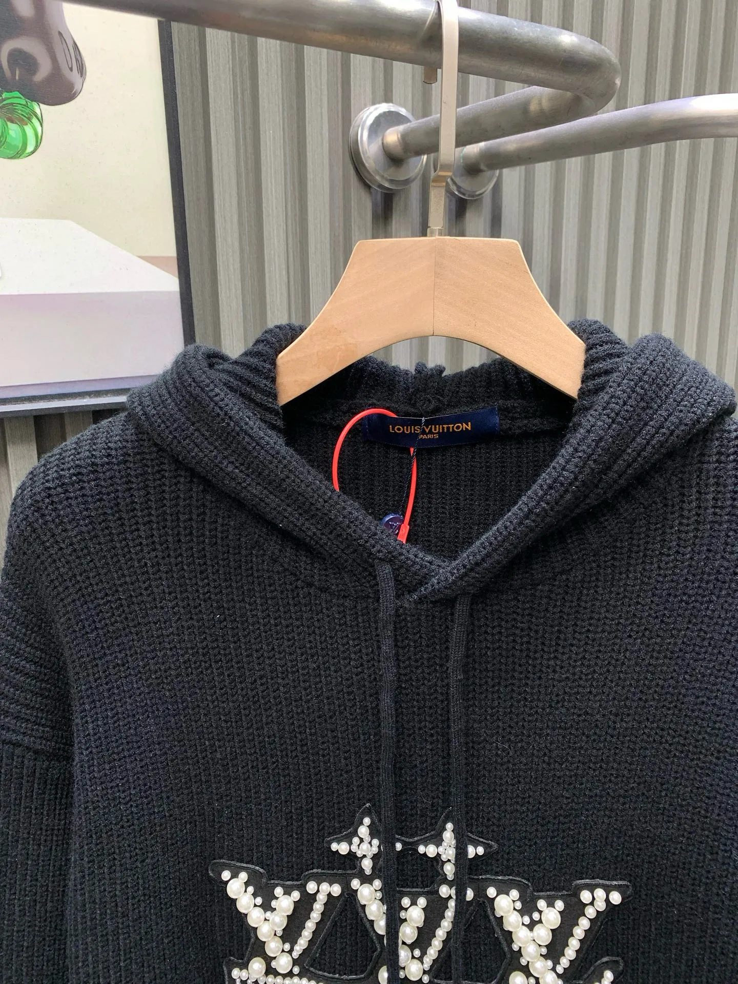 🅿️460 🀄️ Louis Vuitton LOUIS VUITT* Louis 1V2025SS new beaded hooded knitted sweater for autumn and winter. This cotton hoodie is embellished with resin beaded embroidered patches on the front, with the 1V Vers United logo to illustrate the new season football inspiration. The drawstring ends reveal jewelry charm. It can elegantly upgrade various casual styles. Made of 16S single yarn + 10S single yarn fish scale fabric. The fish-scale bottom fabric forms a fish-scale pattern through a specific weaving process. The plates are arranged and interwoven according to the pattern and shape of warp and weft to ensure clear texture and excellent texture. The fabric has been carefully processed and has good durability, is light, soft and has good breathability.
